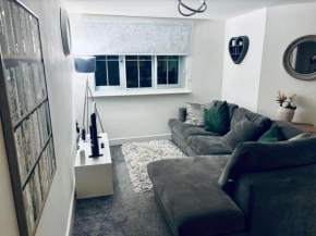 1 bed apartment next to train station